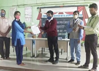 सहायक जिल्हाधिकारी डॉ.मैनक घोष यांच्या हस्ते मोरांबा शासकीय आश्रमशाळेत जात प्रमाणपत्रांचे वितरण