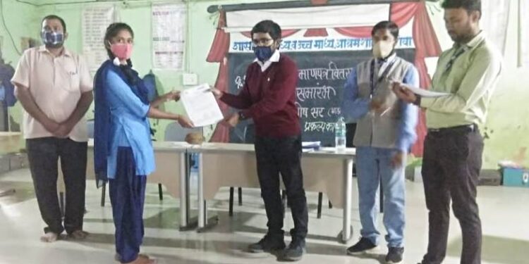 सहायक जिल्हाधिकारी डॉ.मैनक घोष यांच्या हस्ते मोरांबा शासकीय आश्रमशाळेत जात प्रमाणपत्रांचे वितरण