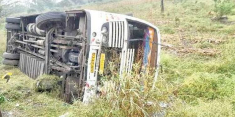 महाराष्ट्रातून सुरतकडे जाणाऱ्या श्री.हरी ट्रॅव्हल्सची बसचा अपघात, १० जण जखमी, चालकाविरुद्ध गुन्हा दाखल