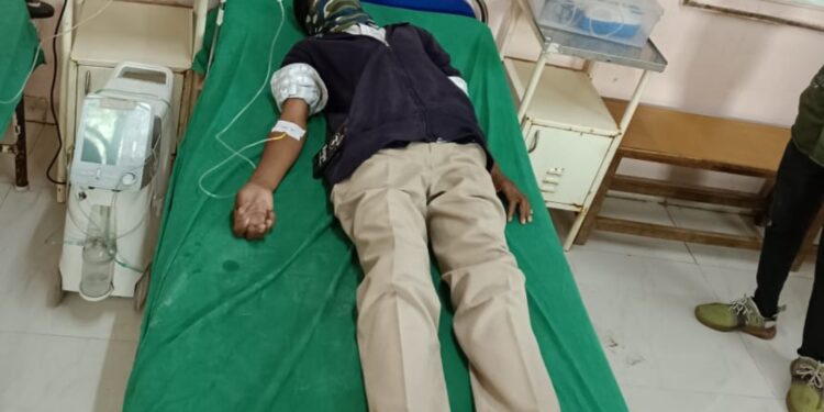 27 दिवसानंतर आगारातून बस घेऊन जाणारा चालक तणावामुळे एका शेतात आढळला बेशुद्ध अवस्थेत