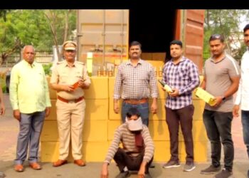 बऱ्हाणपूर • अंकलेश्वर रस्त्यावर राज्य उत्पादन शुल्कच्या भरारी पथकाने  ४५ लाखाच्या अवैध मद्यासह ६३ लाखांचा मुद्देमाल केला जप्त