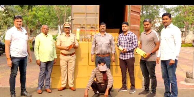 बऱ्हाणपूर • अंकलेश्वर रस्त्यावर राज्य उत्पादन शुल्कच्या भरारी पथकाने  ४५ लाखाच्या अवैध मद्यासह ६३ लाखांचा मुद्देमाल केला जप्त