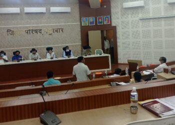 आदिवासी समाजाच्या मुलांच्या शिक्षणापासून वंचित ठेवत अधिकारी त्यांना डूबवण्याचे काम करीत आहेत: संतप्त जि. प.सदस्यांचा आरोप