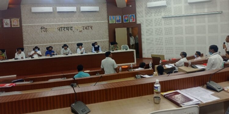 आदिवासी समाजाच्या मुलांच्या शिक्षणापासून वंचित ठेवत अधिकारी त्यांना डूबवण्याचे काम करीत आहेत: संतप्त जि. प.सदस्यांचा आरोप