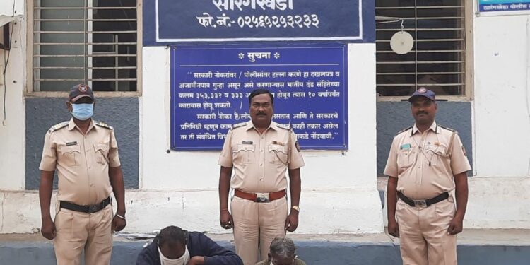 कळंबू येथे ठिबक सिंचनच्या नळया चोरणार्या दोघांना अटक