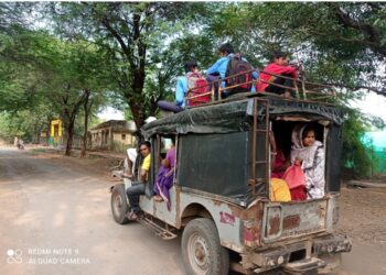 शिक्षणासाठी विद्यार्थ्यांचा जिव टांगणीला