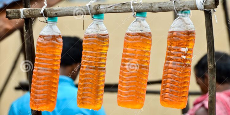 रस्त्यावर पेट्रोलची विक्री करणार्या १४ जणांविरूध्द गुन्हा, जिल्हाभर पोलीसांची कारवाई