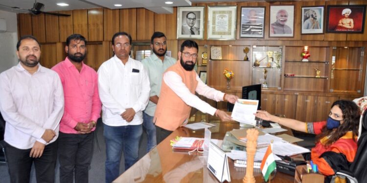 नंदुरबार शहरातील तळोदा रस्त्यावर गतिरोधक बसवा, भाजपाची जिल्हाधिकार्‍यांकडे निवेदनाद्वारे मागणी