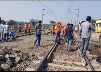 नवापूर-नंदुरबार रेल्वे रुळ दुरुस्तीचे काम सुरु, वाहतूक वळविली