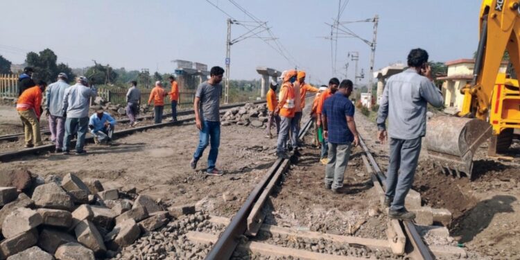 नवापूर-नंदुरबार रेल्वे रुळ दुरुस्तीचे काम सुरु, वाहतूक वळविली