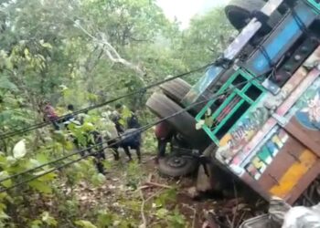 चरणमाळ घाटात ट्रक 150 फूट दरीत कोसळली, गावकऱ्यांच्या मदतीने चालक व सहचालकाला बाहेर काढून रुग्णालयात केले दाखल