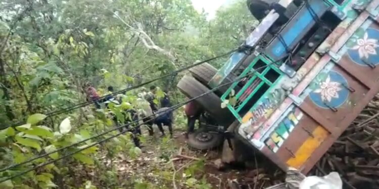 चरणमाळ घाटात ट्रक 150 फूट दरीत कोसळली, गावकऱ्यांच्या मदतीने चालक व सहचालकाला बाहेर काढून रुग्णालयात केले दाखल