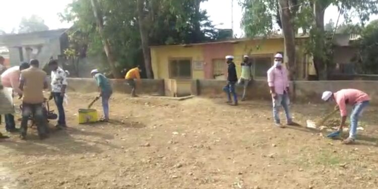 नववर्षाच्या पूर्वसंध्येला अनेक युवक वेगळ्याच धुंदीत फिरतात, मात्र युवकांनी चक्क केली शहराची केली सापसफाई