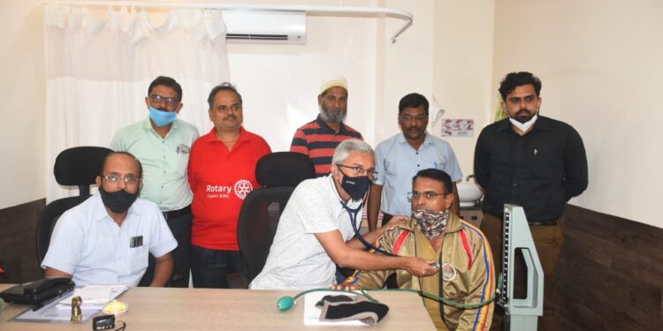 स्मित हॉस्पीटल व रोटरी नंदनगरीतर्फे २०० विद्युत कर्मचार्‍यांची आरोग्य तपासणी