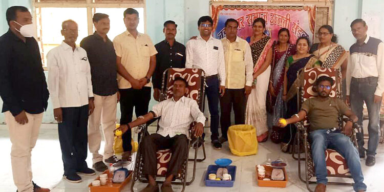 बडगुजर समाजातर्फे रक्तदान शिबिर, जिल्हा रुग्णालयातील कोरोना योद्धांचा सत्कार