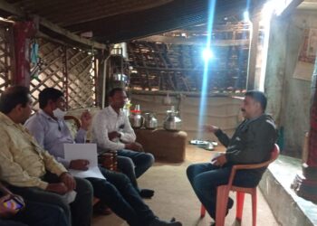 एसटीचे अधिकारी पोहोचले गावागावात