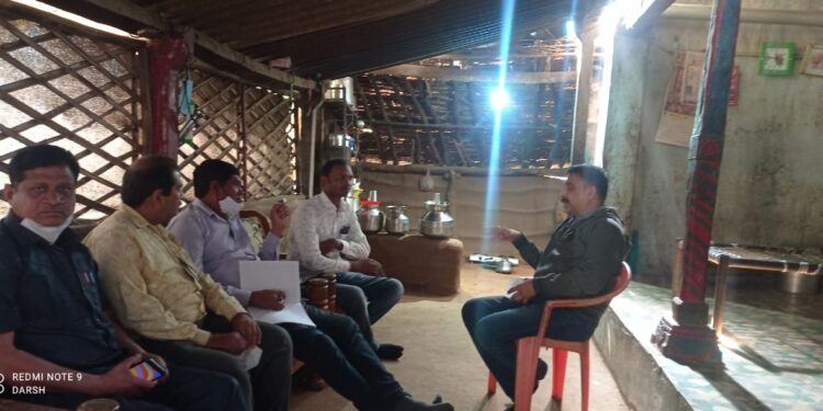 एसटीचे अधिकारी पोहोचले गावागावात