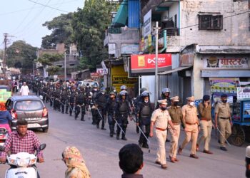 जिल्हा पोलिस दलातर्फे  बॉडी प्रोटेक्टरचे शक्ती प्रदर्शन करीत नंदूरबार शहरातून काढण्यात आले रूट मार्च