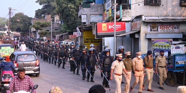 जिल्हा पोलिस दलातर्फे  बॉडी प्रोटेक्टरचे शक्ती प्रदर्शन करीत नंदूरबार शहरातून काढण्यात आले रूट मार्च