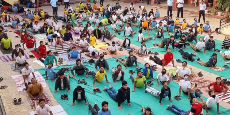 डी. आर. हायस्कूल मध्ये ७५ कोटी सूर्यनमस्कार अभियानाला सुरुवात