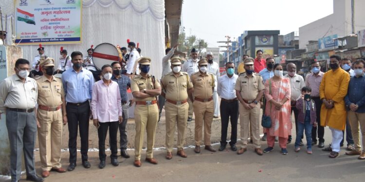 स्वातंत्र्याचा अमृत महोत्सव वर्षानिमीत्त पोलीस दलातर्फे नागरीकांचे अनोखे स्वागत, पोलीस अधीक्षक पी . आर . पाटील यांची नंदुरबार जिल्हावासीयांना नूतन वर्षाच्या शुभेच्छा