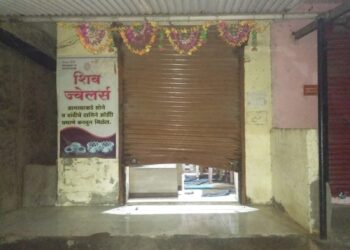 म्हसावद येथे सोन्याचांदीचे व भांड्याचे दुकान फोडून पावणे दोन लाखाचा मुद्देमाल लंपास,पोलीस स्टेशनच्या कुंपणलगत केली हिस्से वाटणी