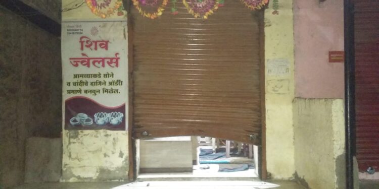 म्हसावद येथे सोन्याचांदीचे व भांड्याचे दुकान फोडून पावणे दोन लाखाचा मुद्देमाल लंपास,पोलीस स्टेशनच्या कुंपणलगत केली हिस्से वाटणी