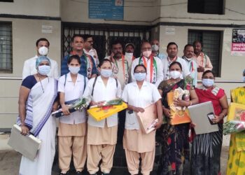 नंदूरबार येथे क्रांतिज्योती सावित्रीबाई फुले जयंतीनिमित्त राष्ट्रवादी ओबीसी सेलतर्फे जिल्हा रुग्णालयात महिला स्टाफ नर्स व महिला स्वच्छ्ता कर्मचारी यांचा साडी व पुष्पगुच्छ देऊन केला सत्कार