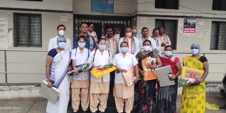 नंदूरबार येथे क्रांतिज्योती सावित्रीबाई फुले जयंतीनिमित्त राष्ट्रवादी ओबीसी सेलतर्फे जिल्हा रुग्णालयात महिला स्टाफ नर्स व महिला स्वच्छ्ता कर्मचारी यांचा साडी व पुष्पगुच्छ देऊन केला सत्कार