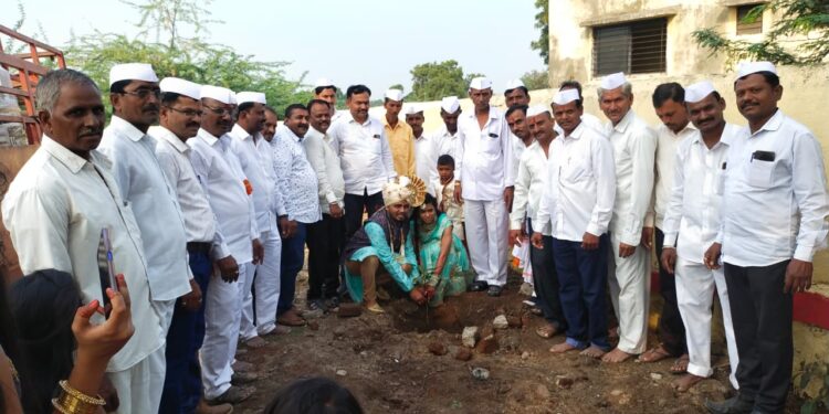 साखरपुडा सोहळ्यातच वृक्षारोपणाचा संदेश, काकर्दे खलाने परिवाराचा उपक्रम