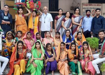 युवा महोत्सवात म्हसावद येथील विद्यार्थ्यांनी सादर केलेले आदिवासी होळी लोकनृत्यात नाशिक विभागीय स्तरावर प्रथम