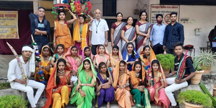 युवा महोत्सवात म्हसावद येथील विद्यार्थ्यांनी सादर केलेले आदिवासी होळी लोकनृत्यात नाशिक विभागीय स्तरावर प्रथम