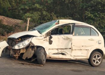 उभ्या असलेल्या ट्रकला भरधाव इंडिका आदळली, दोघे गंभीर जखमी