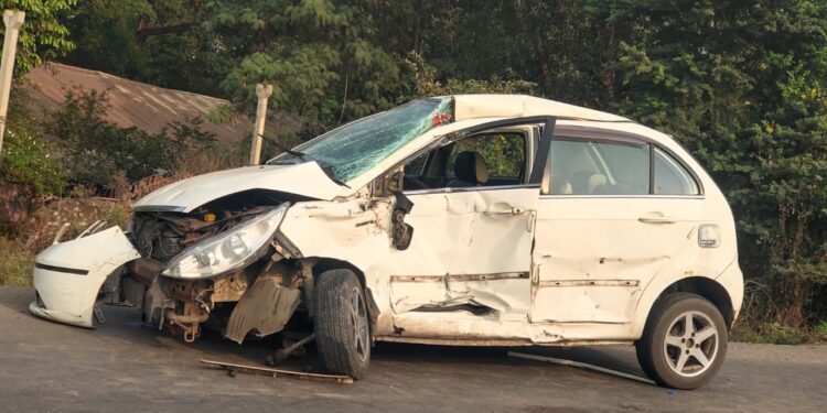 उभ्या असलेल्या ट्रकला भरधाव इंडिका आदळली, दोघे गंभीर जखमी