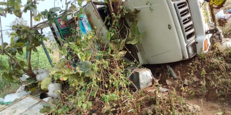 मिरची तोडणीसाठी येणाऱ्या मजुरांचे वाहन दरीत कोसळले, तीन ठार बारा जण जखमी