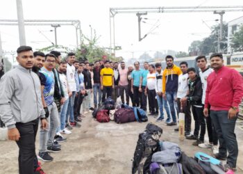 राज्यस्तरीय एकेएसपीएल क्रिकेट स्पर्धेसाठी नंदुरबार व तळोदा येथील कलाल समाजाचे संघ अमरावतीला रवाना