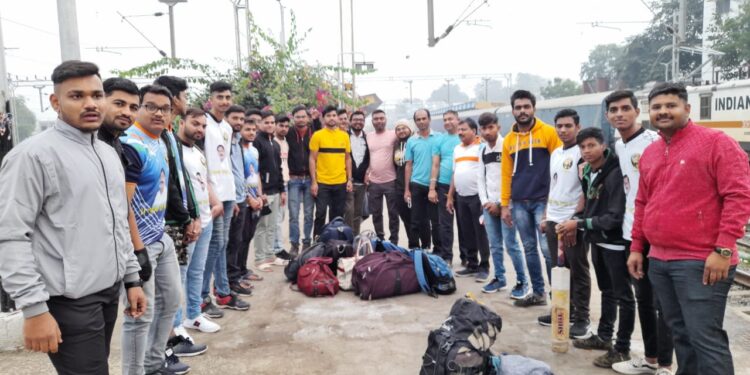 राज्यस्तरीय एकेएसपीएल क्रिकेट स्पर्धेसाठी नंदुरबार व तळोदा येथील कलाल समाजाचे संघ अमरावतीला रवाना