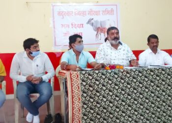 गौरक्षकांवर दाखल होत असलेल्या खोटया गुन्हांची चौकशी करून गौहत्या कायदयांची प्रभावी अंमलबजावणी न केल्यास जिल्हाभरात तीव्र जनआंदोलन उभारण्याचा नंदुरबार जिल्हा गोरक्षा समितीचा ईशारा