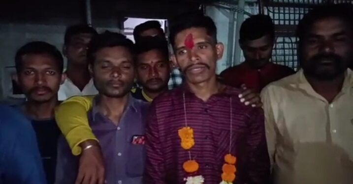 सुलतानपूर येथील युवकाची मुंबई पोलीसमध्ये निवड झाल्यानें गावात उत्साह साजरा