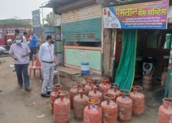 नंदूरबार येथे गॅस सर्व्हीसिंगच्या नावाने रिफिलिंगचा व्यवसाय करणाऱ्यावर कारवाई, तीन लाखांचा मुद्देमाल जप्त