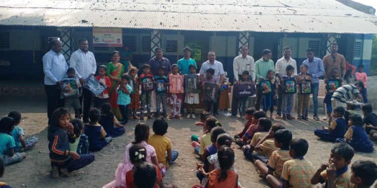 वाढदिवसाचा खर्च टाळून काथर्दे खुर्द जि.प.शाळेत विद्यार्थ्यांना शैक्षणिक साहित्याचे वाटप