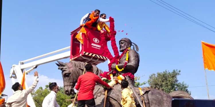 शहादा शहरात छत्रपती शिवाजी महाराज यांच्या पुर्णाकृती पुतळ्याचे जल्लोषात स्वागत