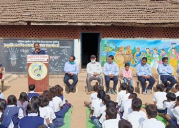 अक्कलकुवा तालुक्यातील विविध आश्रमशाळांमध्ये गुणवत्ता शिक्षणासह स्पर्धा परीक्षांचे मार्गदर्शन, दोघा शिक्षक भाऊंचा अभिनव उपक्रम