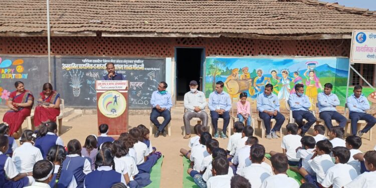 अक्कलकुवा तालुक्यातील विविध आश्रमशाळांमध्ये गुणवत्ता शिक्षणासह स्पर्धा परीक्षांचे मार्गदर्शन, दोघा शिक्षक भाऊंचा अभिनव उपक्रम