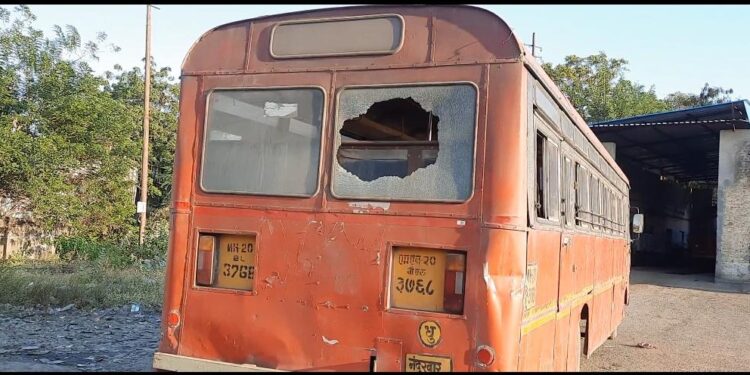 नंदूरबार आगाराच्या बसवर अज्ञाताने केली दगडफेक, बसच्या मागील काचा फोडून केले नुकसान
