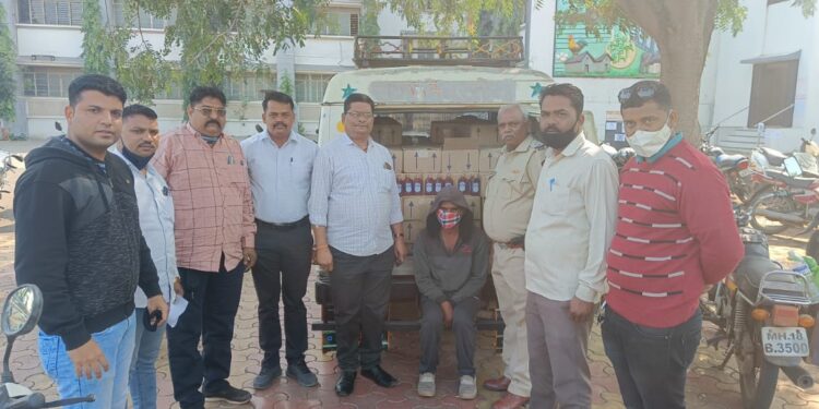 काठी येथे मदयाची वाहतुक करतांना महिंद्रा मॅक्ससह 8 लाख रुपये किंमतीचा मुददेमाल जप्त