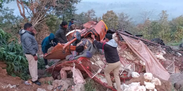 चरणमाळ घाटात कोंबड्यांनी भरलेला ट्रकचे ब्रेक फेल झाल्याने रस्त्यावर पलटला, ट्रक व कोंबड्यांचे मोठे नुकसान