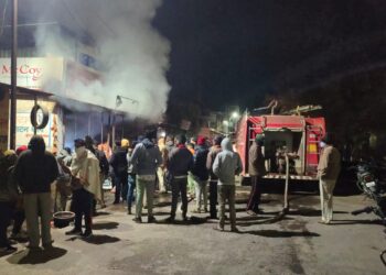 नवापूर शहरात इलेक्ट्रॉनिक्स दुकान व गोडाऊनला भीषण आग, इलेक्ट्रॉनिक वस्तू जळून खाक, आग विझवण्यासाठी गेलेला अग्निशामक दलाचा जवान जखमी
