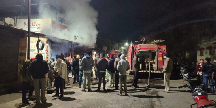 नवापूर शहरात इलेक्ट्रॉनिक्स दुकान व गोडाऊनला भीषण आग, इलेक्ट्रॉनिक वस्तू जळून खाक, आग विझवण्यासाठी गेलेला अग्निशामक दलाचा जवान जखमी