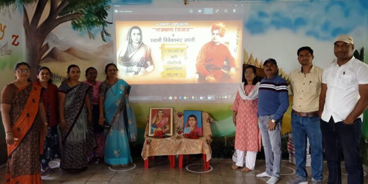 एस.ए.मिशन शाळेत राजमाता जिजाऊ व स्वामी विवेकानंद यांच्या जयंतीनिमित्त अभिवादन